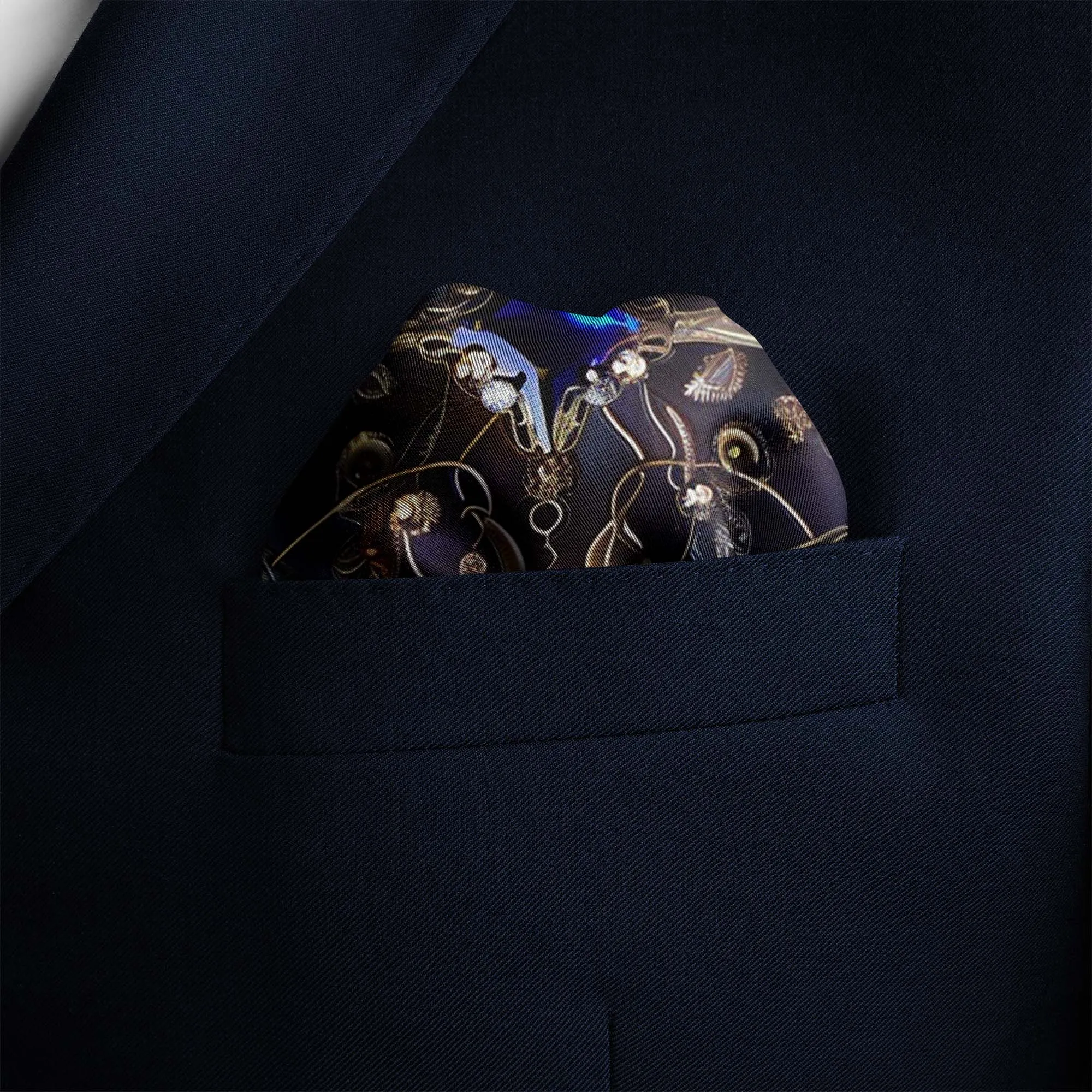 A CIRCULAR GOLD FLORAL POCKET SQUARE