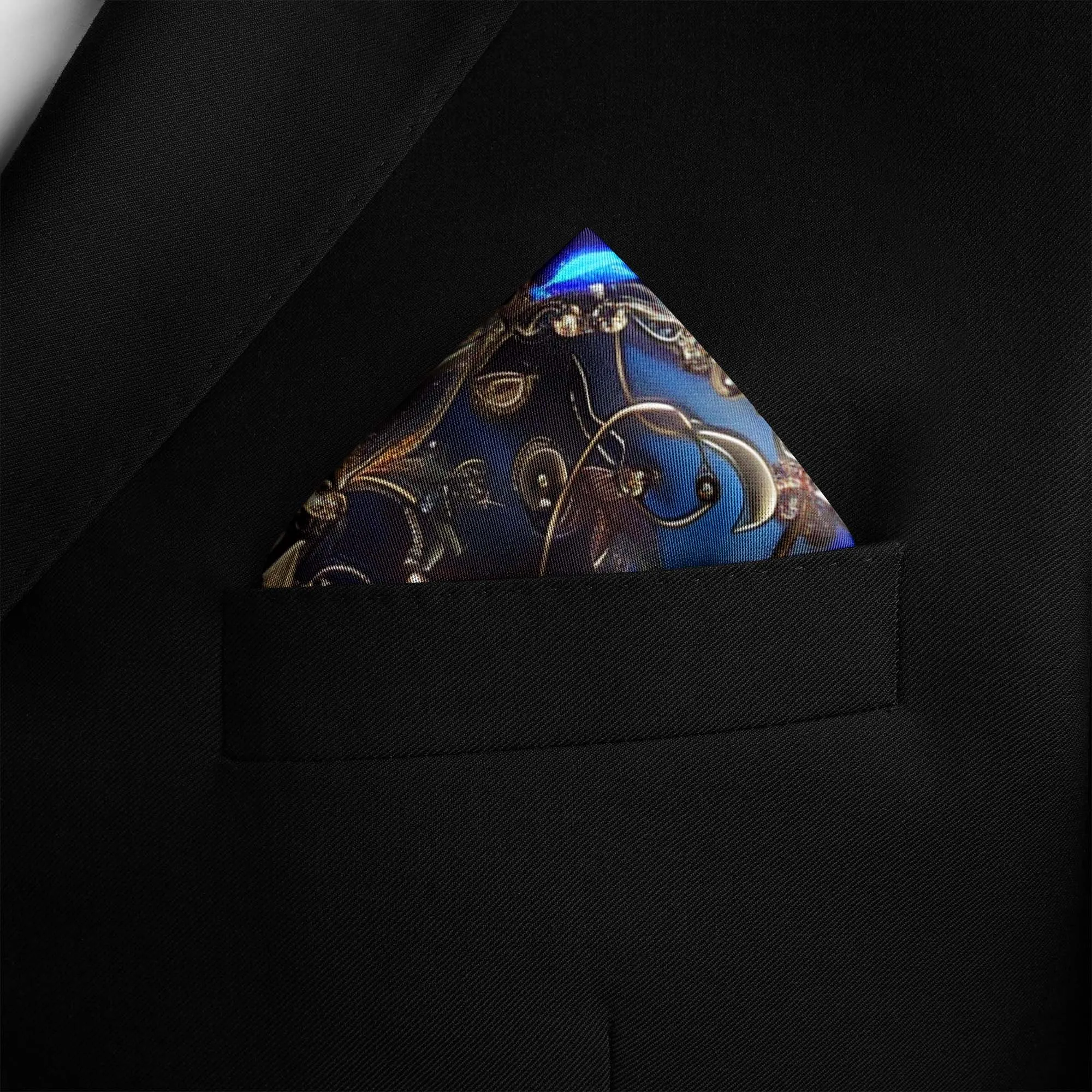 A CIRCULAR GOLD FLORAL POCKET SQUARE