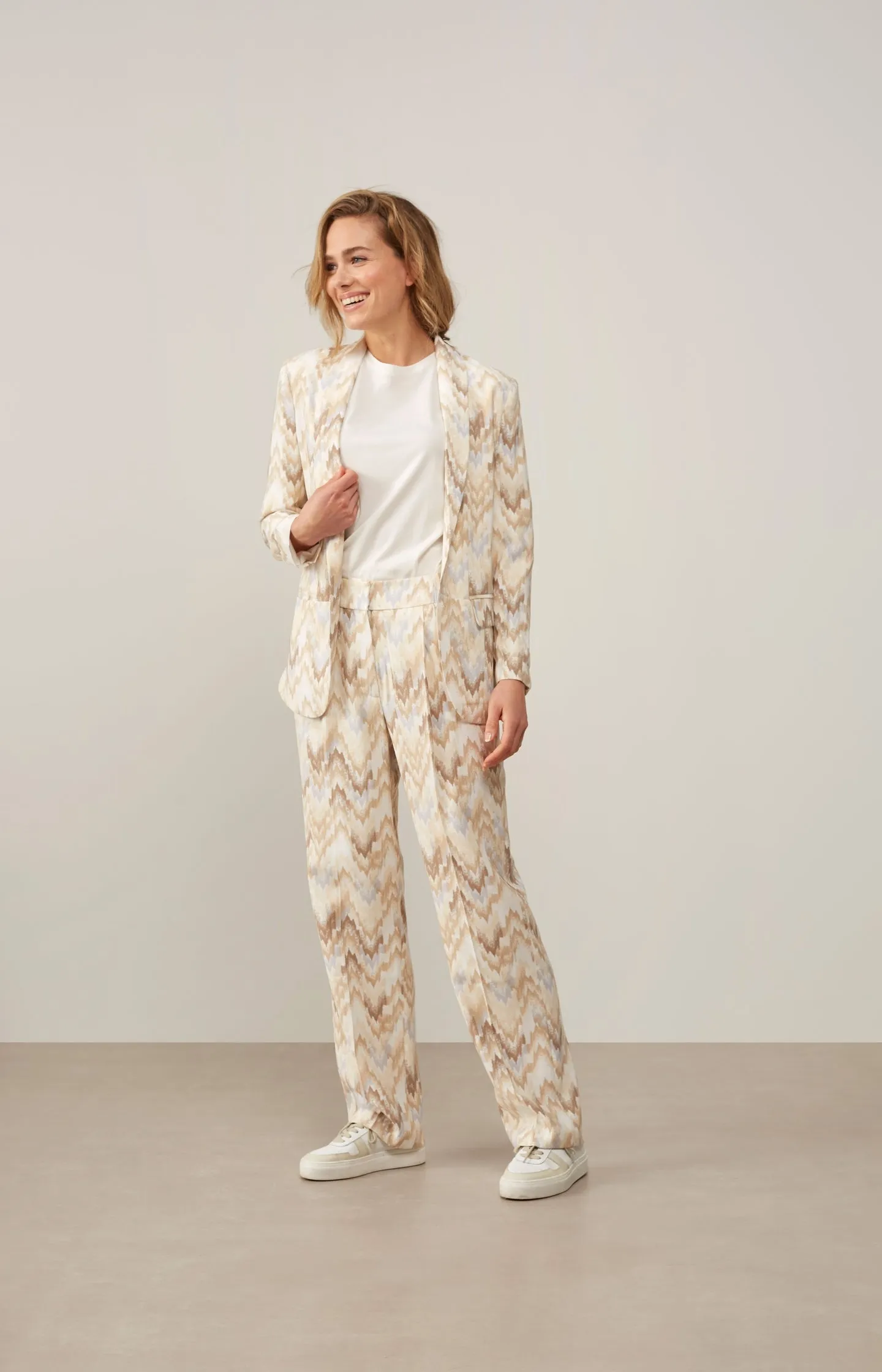 Loose fit blazer with long sleeves, pockets, belt and print