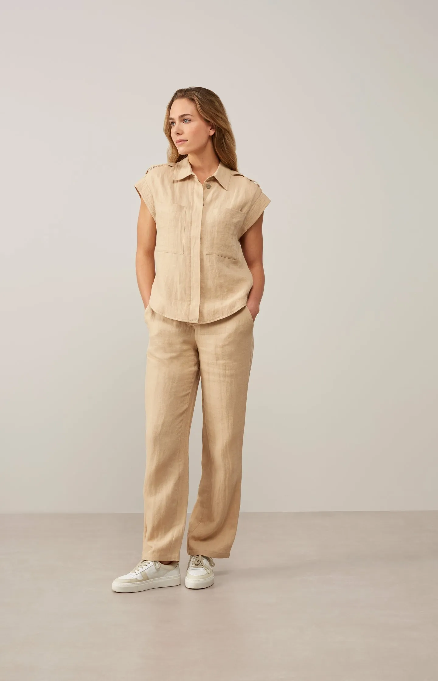Sleeveless shirt jacket with buttons and chest pockets